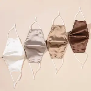 Storlek: one size Material: satin Pris: en mask för 30kr, två för 50kr, tre för 80kr, fyra för 100kr   Skickas med post (då köparen står för frakt) eller kan mötas upp📦📤  Kan skicka fler bilder vid intresse! 🦋