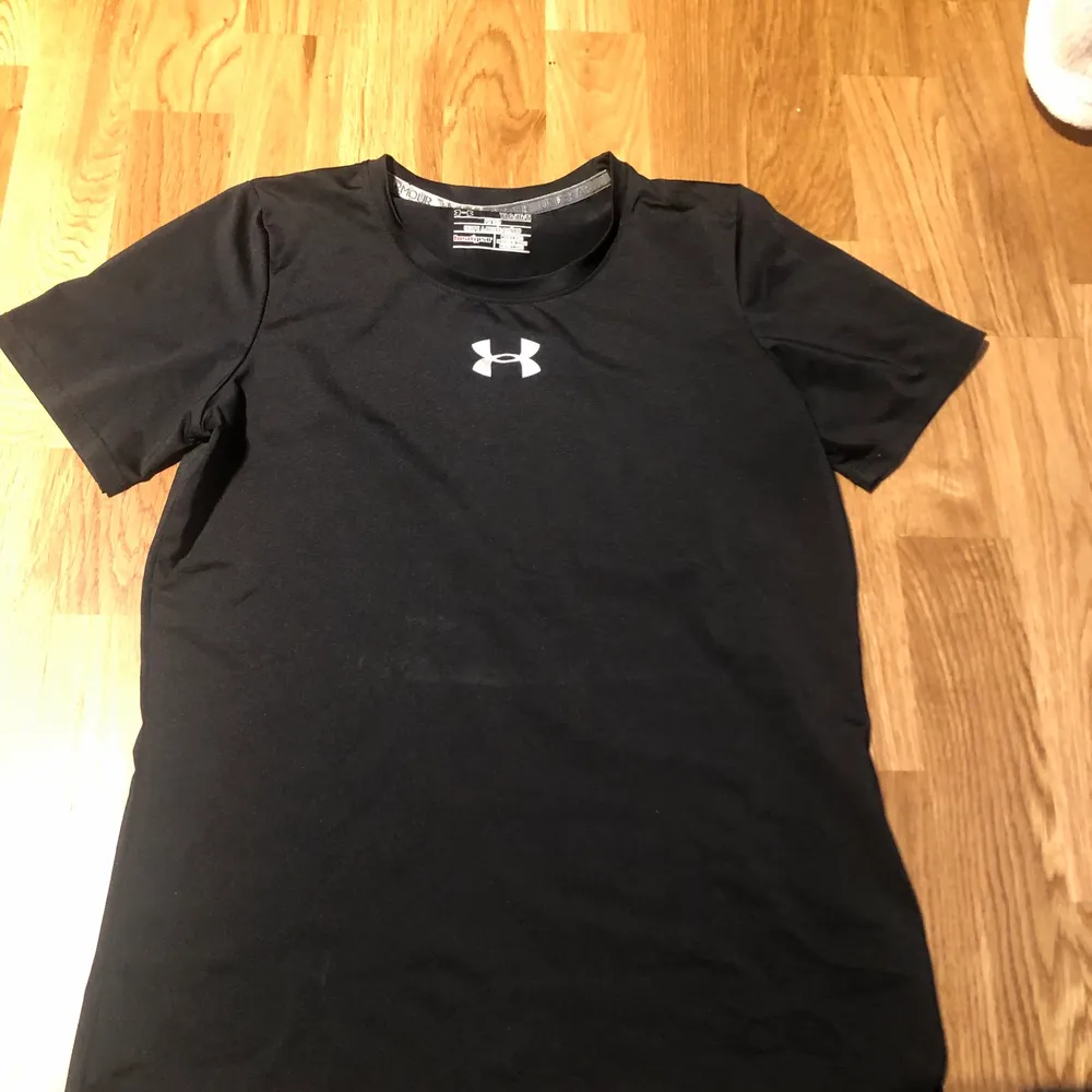 Under armour tränings T-shirt, är typ en storlek s. Köpt i usa för något år sedan. Bara testad, aldrig använd.. T-shirts.