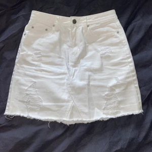 Vit kjol från H&M - Jättefin och snygg vit kjol från h&m, storlek 32 men skulle säga att den är Xs. Säljer då den är för liten för mig. Köpte för 200-300kr men säljer för 70kr men kan gå ner i pris vid snabb affär