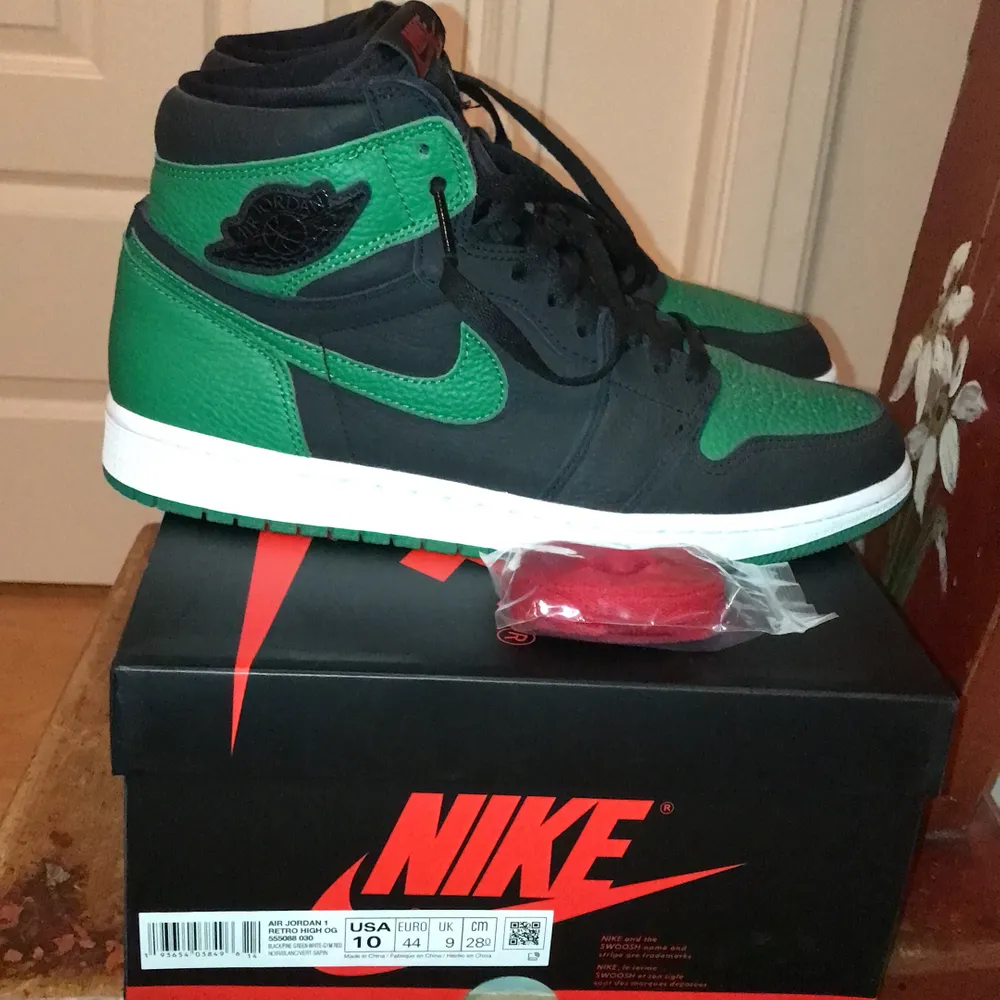 Ett par Air Jordan 1 Pine Green i väldigt fint skick. Använda någon enstaka gång men inga flaws.  Extra rött snöre följer med. Riktigt schyssta och galet snygga. . Skor.