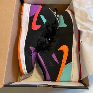 Jordan 1 mid - Super häftiga Jordan 1 mid i storlek 40, använda max 5 gånger, skorna reflexteras i blixt, se bild 2⚡️⚡️Det är bara att skriva till mig för frågor om pris eller liknande!!💛