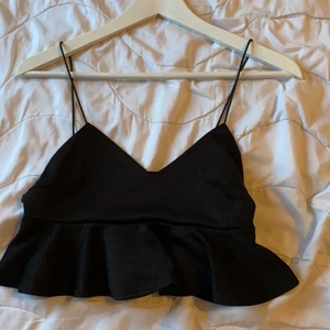 Croppat linne med dragkedja  - Ett glittrigt croppat linne stl ( S ) med dragkedja. Tröjan är oanvänd och köpt från (  NLY ONE )