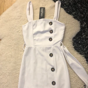 Boohoo, aldrig använd - xs liten i storlek!  - Jätte snygg klänning! Tyvär för liten, är s men denna är väldigt liten i storlek så skulle säga XS! Med slit där nere vid sidan! 