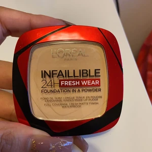 Foundation puder  - Infaillible foundation från Loreal Paris. Testad en gång! Färg 120 vanille. Säljs för 90 