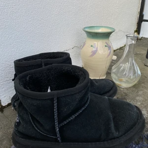 Uggs - Verkligen ett par skitfula tråkiga uggs. Du kan i princip få dem för frakten vilket är 100 spänn