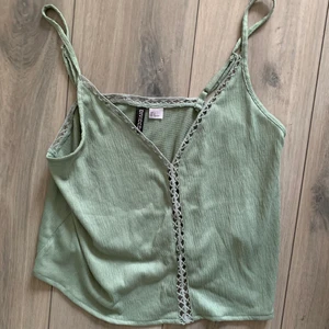 Topp - Grön topp från hm fint skick köparen står för frakt 💖