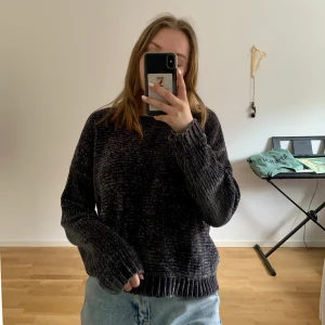 Mjuk virkad tröja - Säljer denna tröja så den inte används längre. Väldigt varm och skön att ha på sig!