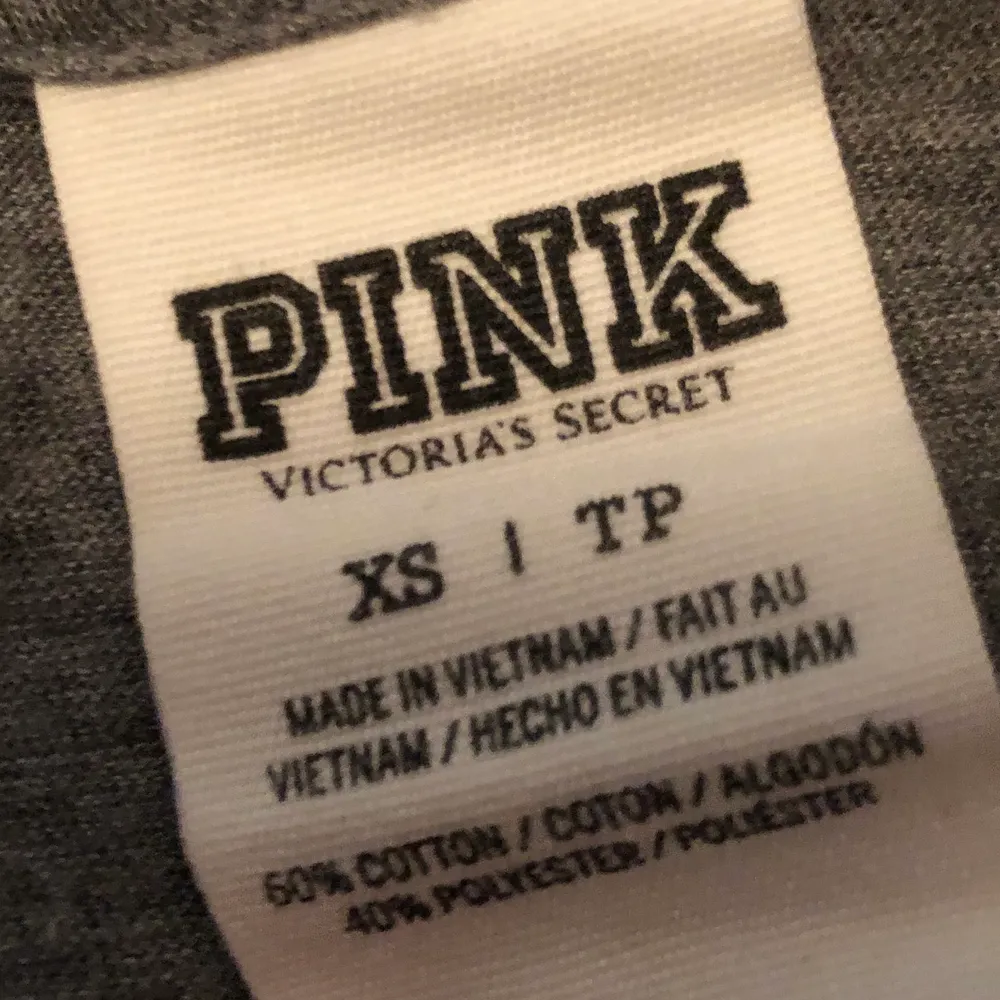 💛 T-shirt/topp från märket Pink, Viktoria Secret, storlek XS. Nyskick. Kan fraktas eller mötas upp 📮. T-shirts.