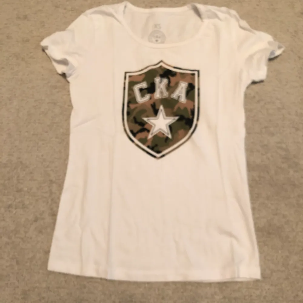 💛 T-shirt/topp från märket CKA, storlek XS. Nyskick. Kan fraktas eller mötas upp 📮. T-shirts.