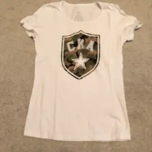 💛 T-shirt/topp från märket CKA, storlek XS. Nyskick. Kan fraktas eller mötas upp 📮