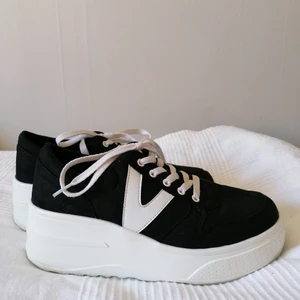 Chunky sneakers - Skorna ovan är i storlek 42 och säljes pga för stor storlek. De köptes på skopunkten för något år sedan, men har endast använts 3ggr så de mycket god kvalité. Sulan är dock en aning gråfärgad, men det syns inte när dem är på.                                                       Gällande frakt så är det möjligt att mötas upp i området kring Jönköping, men annars står köparen för frakten. 