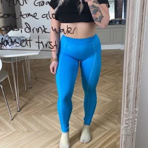 GYMSHARK Seamless - #gymshark #seamless #träningstights har 2 små noppror på ena benet men inget man tänker på. Säljes för 250kr plus frakt alternativt byte mot annat gymsharl plagg. Pssar S och M då de är stretch