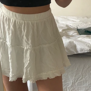 Kjol - Säljer denna superfina vita kjolen då den inte kommer till någon användning. Storlek s. Kontakta vid frågor eller intresse! *Köparen står för frakt. 