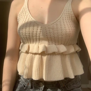 Stickad topp💞 - Säljer denna super söta stickade topp💞  köp direkt för 120 + frakt eller buda från 50 + frakt❤️ den är i storlek S men skulle säg att den e mer XS/S då den e lite kortare