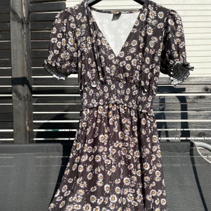 blommig klänning  - snygg blommig sommar klänning, knappt använd, kommer till knäna ❣️ köparen står för frakten 