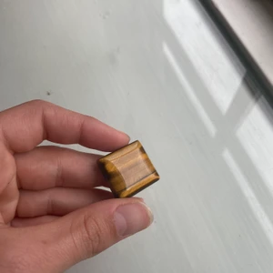 Sten - Egyptiskt tigeröga direkt från Desert Design som aldrig är använd! Har en massa andra annonser där jag säljer ännu mer stenar så om ni är intresserade kan ni gärna gå in och kolla! Kan fixa så att det finns borrade hål om man hellre vill ha den som en pärla till ett smycke, men säg isåfall bara till var ni vill ha hålet:) köparen står för frakt 