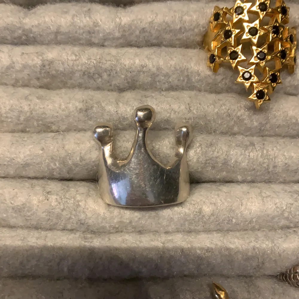 Sjukt fin ring i form av en krona. Den har en diameter på 16-17mm och köpt på en silver smed här i Stockholm. Köpt för ca 800kr!. Accessoarer.
