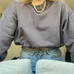 Croppad sweatshirt - As cool sweatshirt som man grillar med att knyta ett snöre i tröjan, frakten ingår i priset!! 