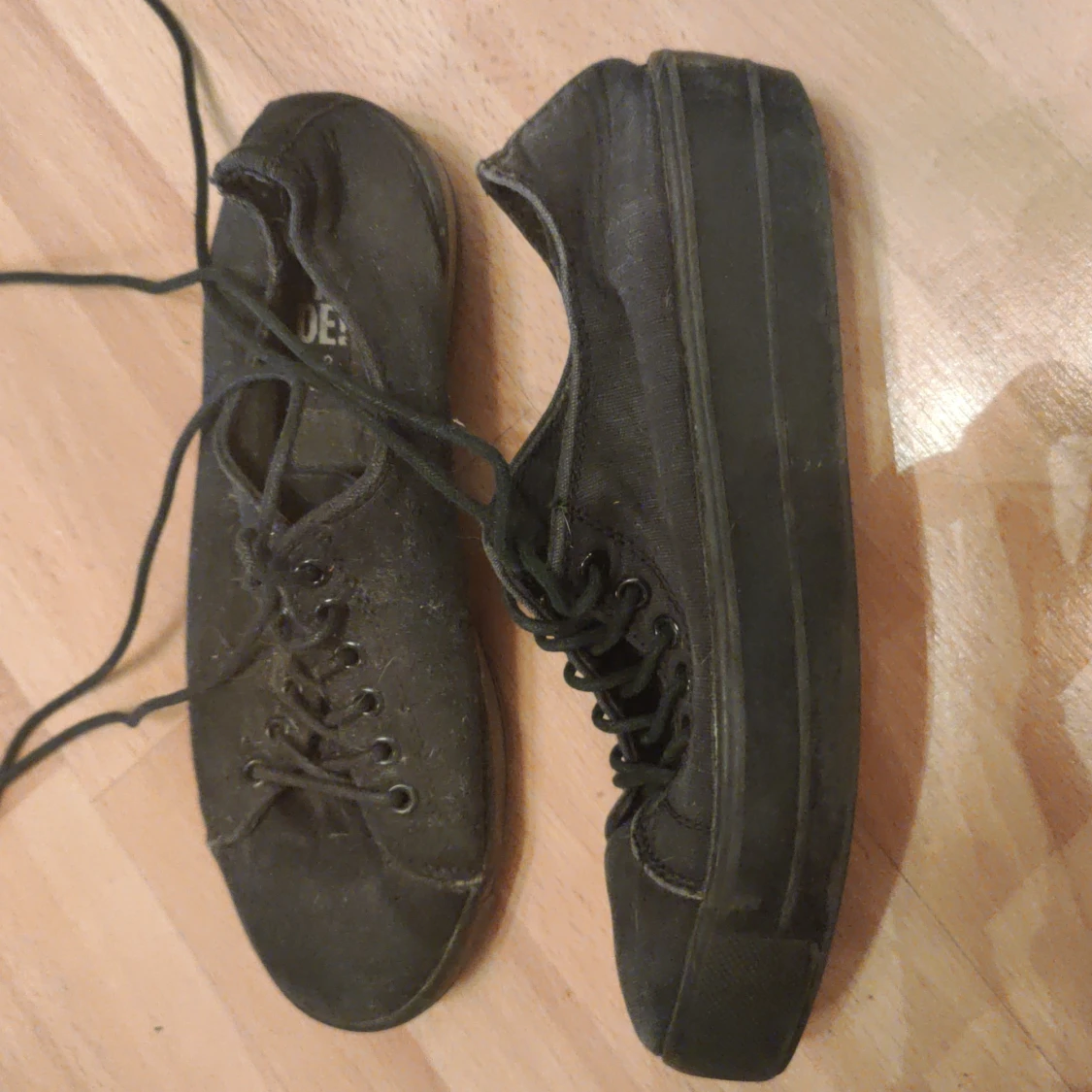 Skor med tjockare sula. - 90