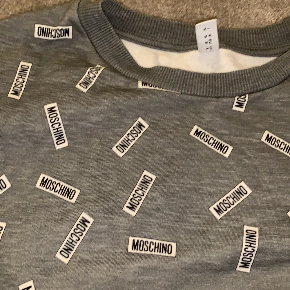 En JÄTTE skön sweatshirt från moschino. Har inte används så mycket så är i bra skick. Buda från 300kr eller köp direkt för 370kr. Köparen står för frakt!. Hoodies.