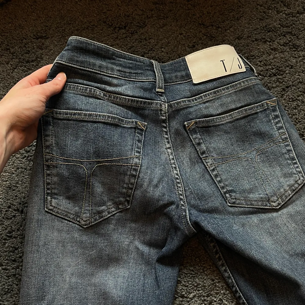 Jeans från tiger of sweden. Har klippt en slit. Storlek w27 L34 . Jeans & Byxor.