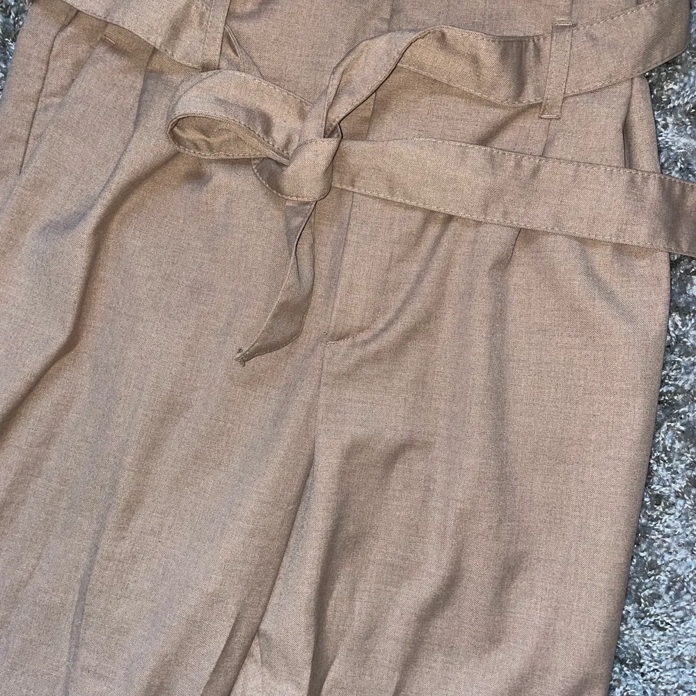 Beigea byxor från H&M, matchande Kavaj säljs också!🥰. Farkut & Housut.