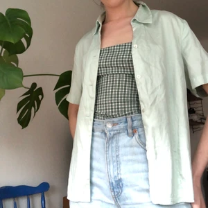 Mintgrön skjorta  - En skjorta att slänga på sig en varm sommarkväll. Mer mintgrön i verkligheten!! 
