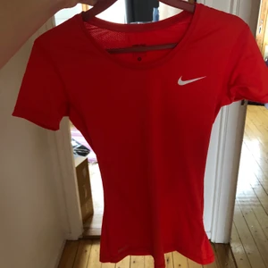 Träningströja Nike - Träningströja ifrån Nike i en superfin röd färg❤️ Använd ca 3 gånger. Säljer den då den är för liten (storlek S)☹️ Köptes för ca 300 kr, men säljer den för 50 kr plus frakt🥰