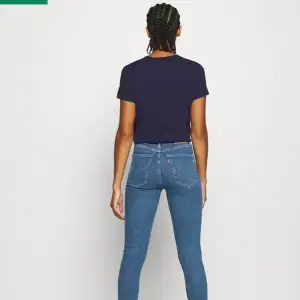 Levis jeans i bra skick! Priset kan diskuteras och köparen står för frakten:) Nypris runt 1000kr.