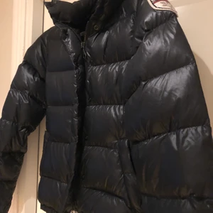 North Face dunjacka - Säljer min superfina North Face dunjacka. Den är i strl S och svart med glansig finish. Jackan är i bra skick och supermysig när det är kallare ute. Säljer den då jag har för många jackor. Kan mötas upp i Sollentuna annars står köparen för frakt.  