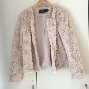 pälsjacka veromoda - Köpt denna pälsjacka från veromoda för två år sen o använd max 2 gånger. köpt för ca 500kr o är i nyskick. Storleken är M men jag brukar ha S/xs o den passar fint. Frakt 66kr tillkommer💖💖