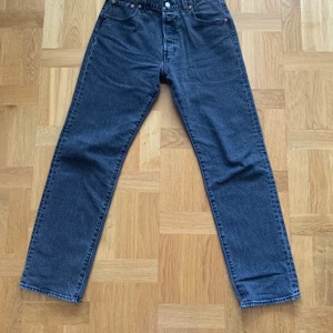 Levis 501  - Stentvättade gråa 501 i storlek 30/32. Använda typ 3 gånger så de är i mycket bra skick.                            Hör gärna av dig om du har några frågor! :) 