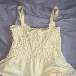 Gulligt sommar linne  - Jätte fint gulligt sommar linne som är perfekt inför sommaren, säljer då den är för liten för mig. Den är i storlek XS 