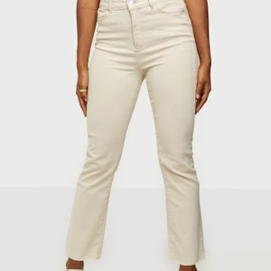 Beiga jeans från Vero Moda - Beiga jeans, tighta upptill med raka ben, samt lite slitningar vid benen. Även högmidjade. Stretchiga och fint skick. 🤍 (Frakten kan diskuteras)