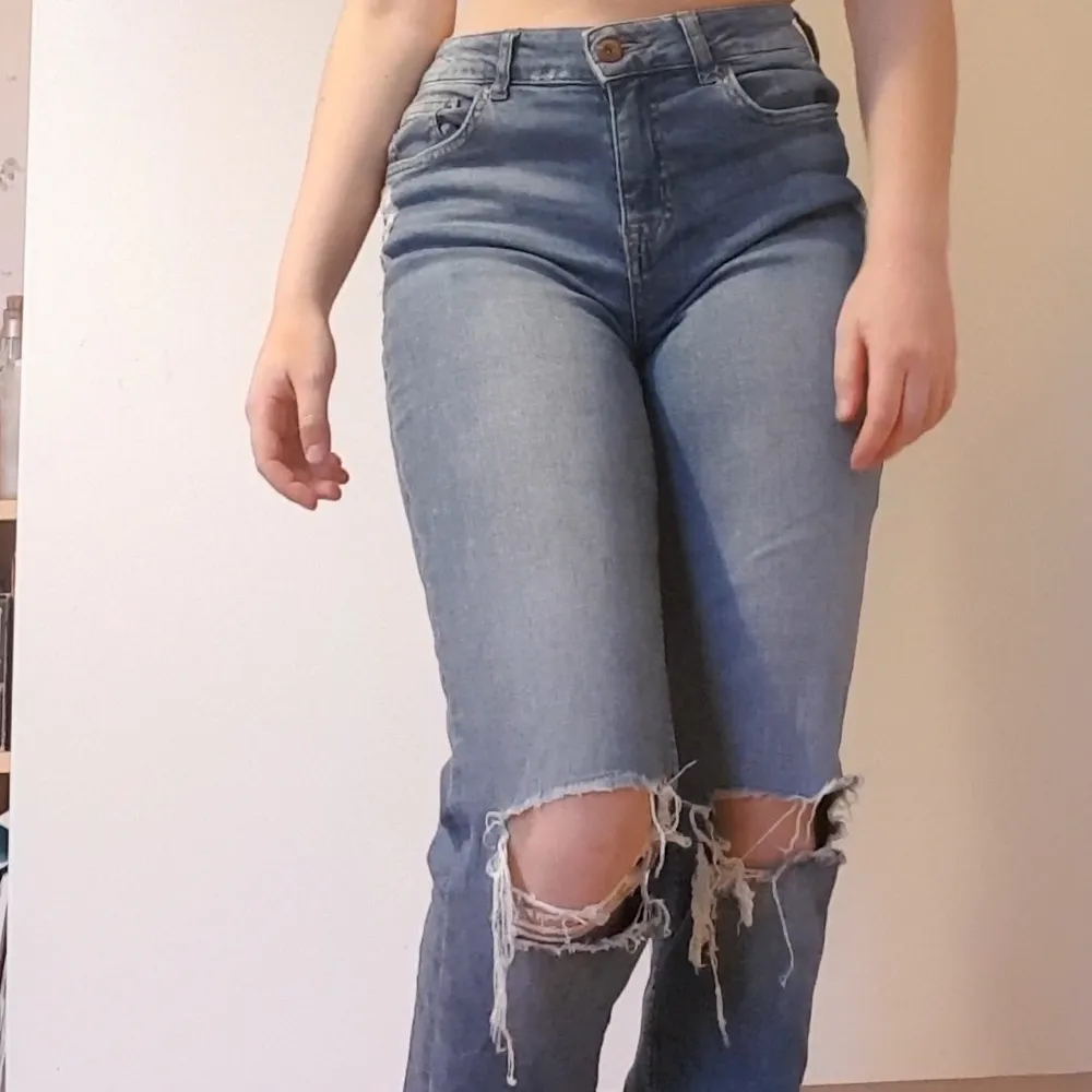 Högmidjade baggy jeans. Här använt de fåtal gånger. Byxorna passar bra på storlek M Och S.. Jeans & Byxor.