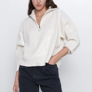 Stickad tröja med paljetter - Krämvit tjocktröja med genomskinlig paljetter! Köparen står för frakt 📦 Pris kan diskuteras! Bara använd två gånger! kan skicka fler bilder.