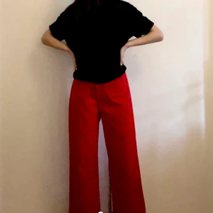 Zara jeans - Säljer ett par röda vid zara jeans i strl xs! Bra skick förutom att den saknar en knapp💫 men det är lätt att sy på en egen👌🏼