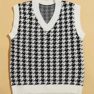 Väst - En skön väst i en väldigt fin mönster, västen råkade jag köpa på barnavdelningen, vilket blev fel. Men det är också väldigt snyggt att ha den som en croppad väst. Den är också ”större” i storleken. Priset kan diskuteras 