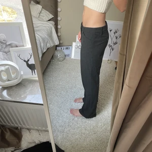 Lågmidjade kostymbyxor - Säljer dessa lågmidjade mörkgråa kostymbyxor som är loose fit!! Så snygga men kommer inte till användning mer😢 Jag är 176 cm! Budgivningen slutar 5 april kl 22.00✨✨✨✨FORTSÄTTER TILL 00.00 BUDA I KOMMENTARERNA