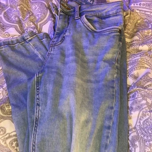 Jeans - Säljer ett par jeans från Noisy May då de är för korta för mig, dom har bra passform och fin färg!