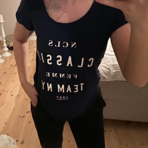 T-shirt från Gina tricot strl M  - Skön T-shirt från Gina strl M, för stor för mig som är 170-172 ca. Använt iallafall 3 ggr. Skönt material. Mer bilder för intresse. 
