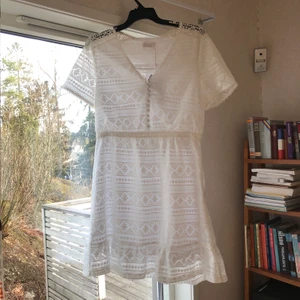 Oanvänd klänning från freebird - Superfin klänning från freebird, endast testad. Kostade 1200kr när jag köpte den, (glömde skicka tillbaka, den var lite för stor för mig). Den är i storlek XL men skulle säga att den passar L också. Pris: 250kr