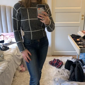 Stickad rutig tröja  - Stickad grå&vit-rutig tröja från primark🐣 säljer för 40 kr + frakt❤️