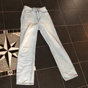 Jeans från weekday i modellen Rowe.  - Jenas från weekday i modellen Rowe i stl:27:34