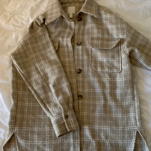 Skjortjacka - Säljer en skjortjacka från H&M i storlek XS/S eftersom den inte används.