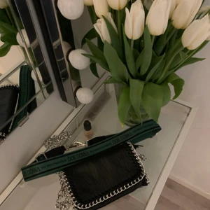 Handväska samt extra axelband - Säljer en handväska som inte används med ett extra axelband