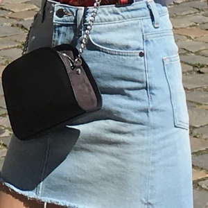 Jeanskjol - Otroligt fin jeanskjol. Sparsamt använd, sist var i Paris för två år sedan. Väldigt trendig och vårig!🌷💘