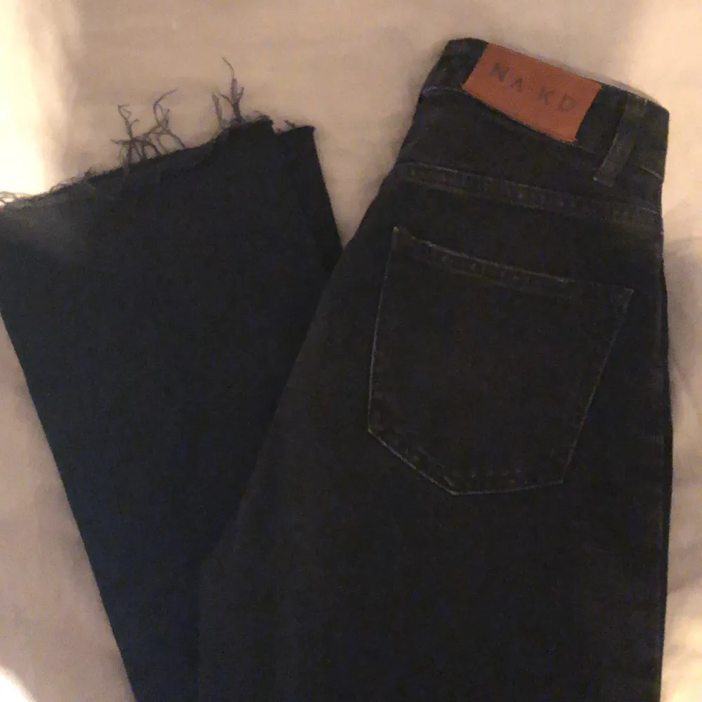 Populära jeans från na-kd. Ändrat använda vid ett tillfälle och sicket är som nytt. Säljer då de är lite för stora för mig! Självklart går priset att diskutera🤩Frakten är spårbar!(Första bilden är från hemsidan) . Jeans & Byxor.