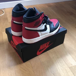 Air Jordan 1 bred toes - Använda Jordan 1 i storlek 42.5. Köpte som av min kompis som helt nya och har använt dom i ca 1 månad. Skorna kommer såklart med röda extrasnören och orginalboxen. Kontakta mig vid intresse. Helt nya ligger på ca 650 dollar på StockX.
