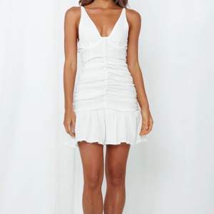 Säljer denna jätte söta vita klänning i storlek small! Aldrig använd! Köpte för 800kr